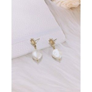 Elegant Gold and White Pearl Earrings